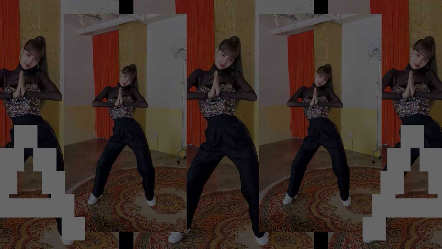 Lisa de BLACKPINK haciendo el baile #DanceAwesome. Está enmarcada por un smartphone Samsung Serie A y su imagen se repite 5 veces en este cuadro. En la imagen a la izquierda y a la derecha de Lisa, ella tiene una A animada en sus piernas. Sobre Lisa enmarcada en el smartphone, se lee el titular, #DanceAwesome con BLACKPINK.