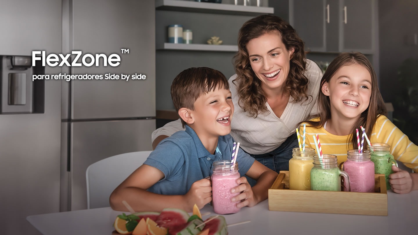 La imagen ilustra el refrigerador Side by side FlexZone™ de Samsung. En ella, una familia ríe en la cocina, el refrigerador y otros utensilios de cocina están colocados detrás de ellos.