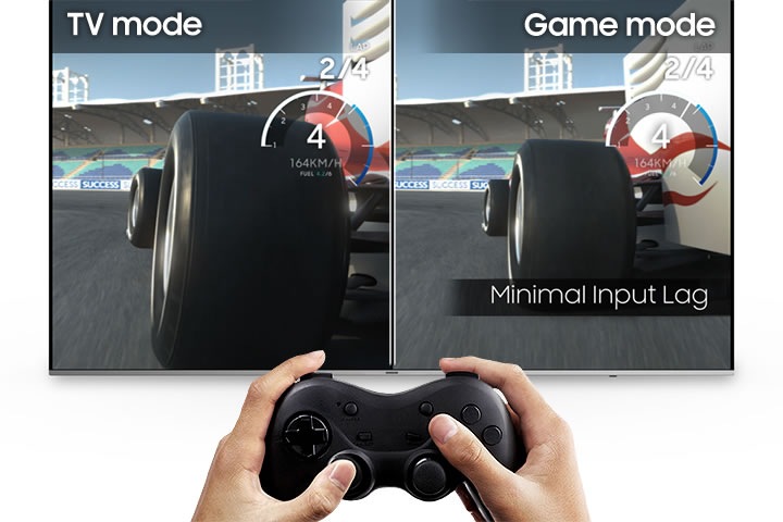 Esto muestra un retraso de entrada mínimo del modo de juego de Samsung Super Big TV. Como el retraso de entrada se minimiza, el usuario puede controlar el auto de carreras sin parpadeos. Se puede ver la carrera fluida en el lado derecho de la pantalla.