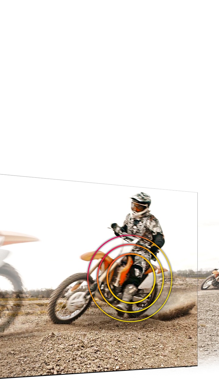 Samsung QLED TV muestra la ubicación relativa de la pantalla de la moto de cross, ya que se mueve de derecha a izquierda por la pantalla. Al mismo tiempo, QLED TV muestra el sonido de seguimiento de objetos que sigue los movimientos de la moto de cross.