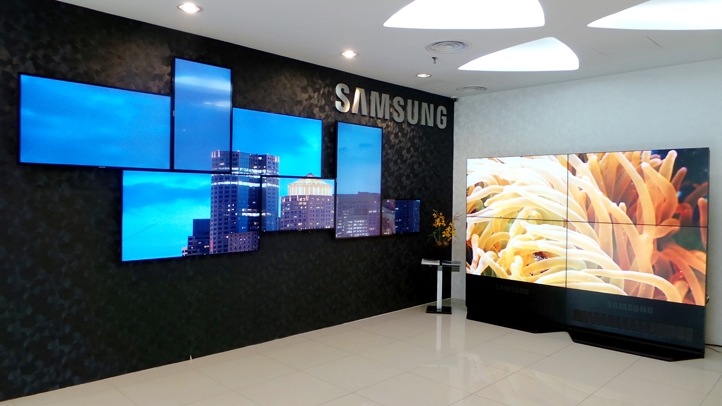 What is the Samsung Enterprise Experience Center?