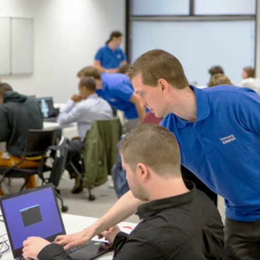 Cette image présente des jeunes gens soutenus dans tech institute dans Responsabilité d’entreprise citoyenne