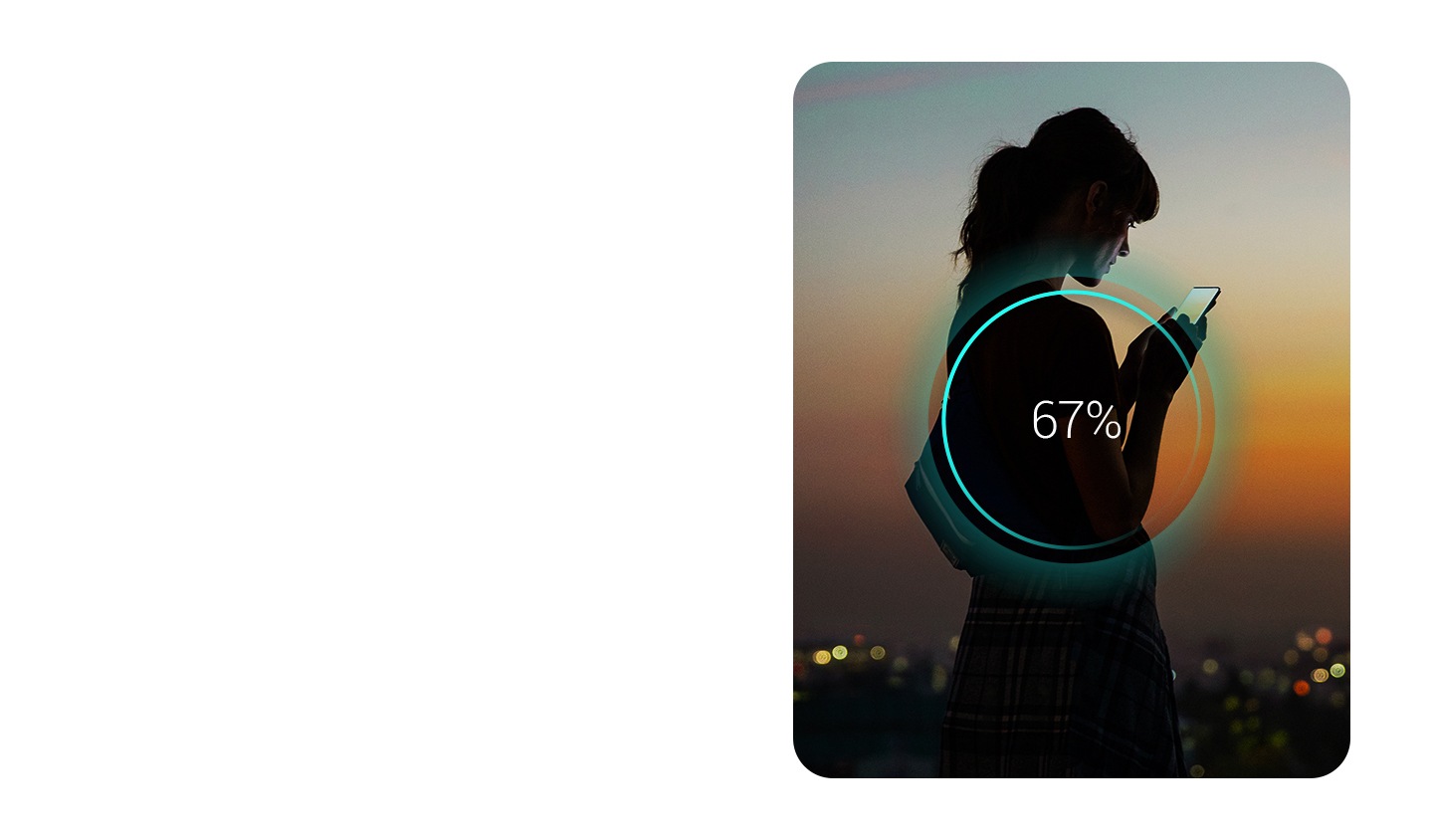 Une jeune femme regarde son Galaxy S10, qu’elle tient à deux mains. Le soleil se couche au loin sur les gratte-ciels flous et les lumières de la ville. « 67 % » apparaît dans deux cercles et sur notre image évoquant l’autonomie de la batterie.
