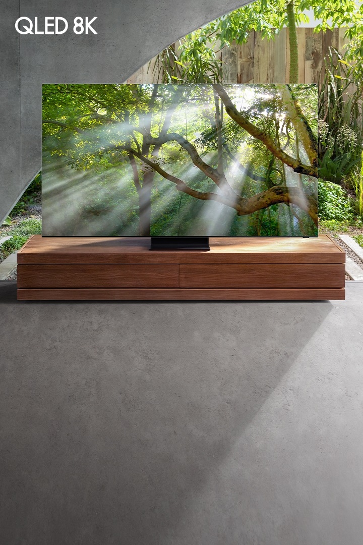 Un téléviseur QLED 2020 Samsung qui est équipé de la technologie Quantum Dot est orienté à 45°. L’image affiche le slogan « Un époustouflant téléviseur sans bords, QLED 8K » avec l’icône « Quantum IA ».