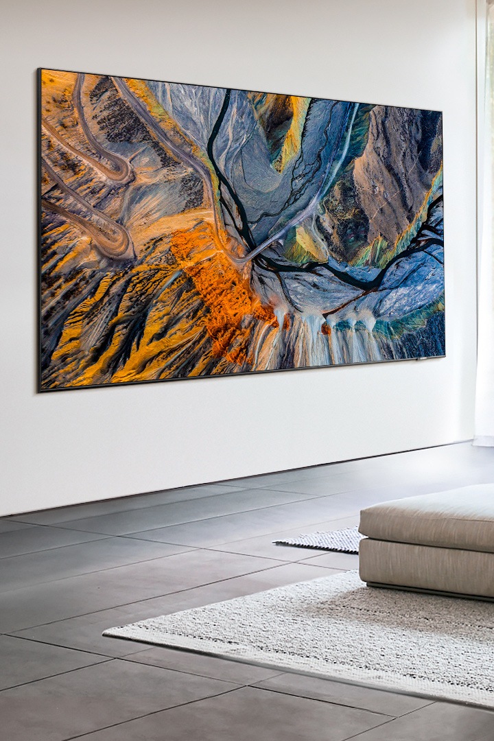 Dans le salon, un téléviseur QLED 2020 Samsung de grande taille affiche une photo avec une qualité d’image immersive grâce au Quantum Processor.