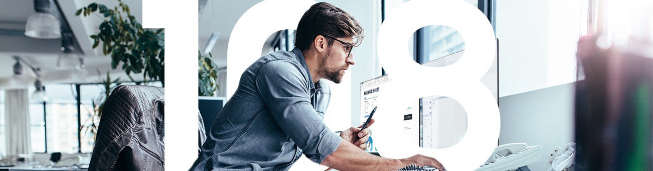 Man aan het werk achter computer