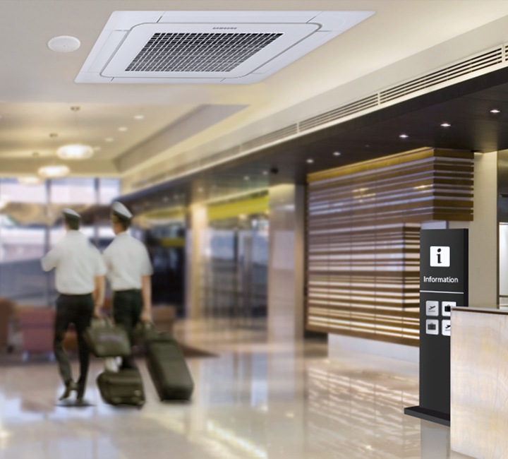 Een cassettemodel-airconditioner aan het plafond in een terminal