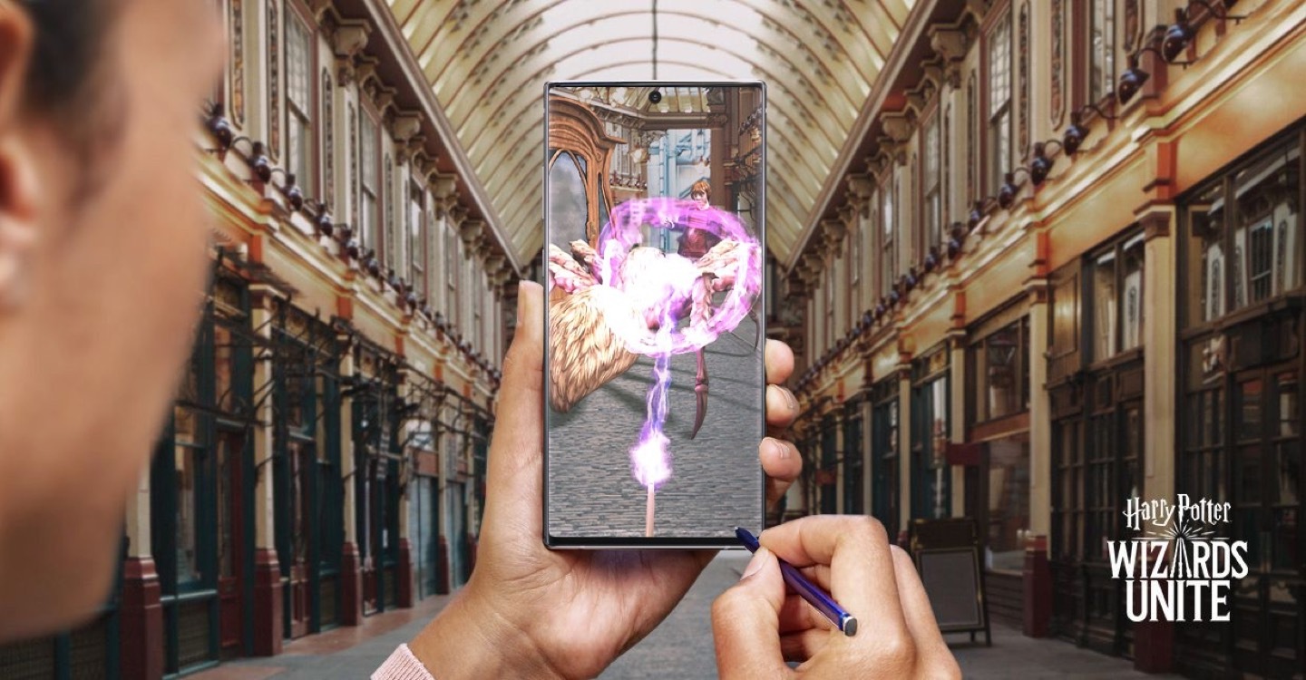 Een man met een Galaxy Note10 in zijn handen, terwijl hij het spel Harry Potter aan het spelen is en een actie uitvoert met zijn Galaxy S Pen