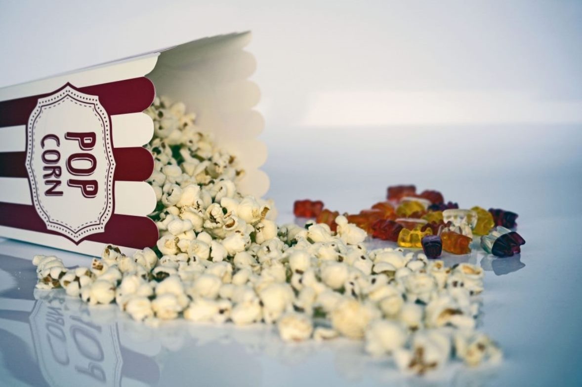 Afbeelding van een omgevallen emmertje popcorn