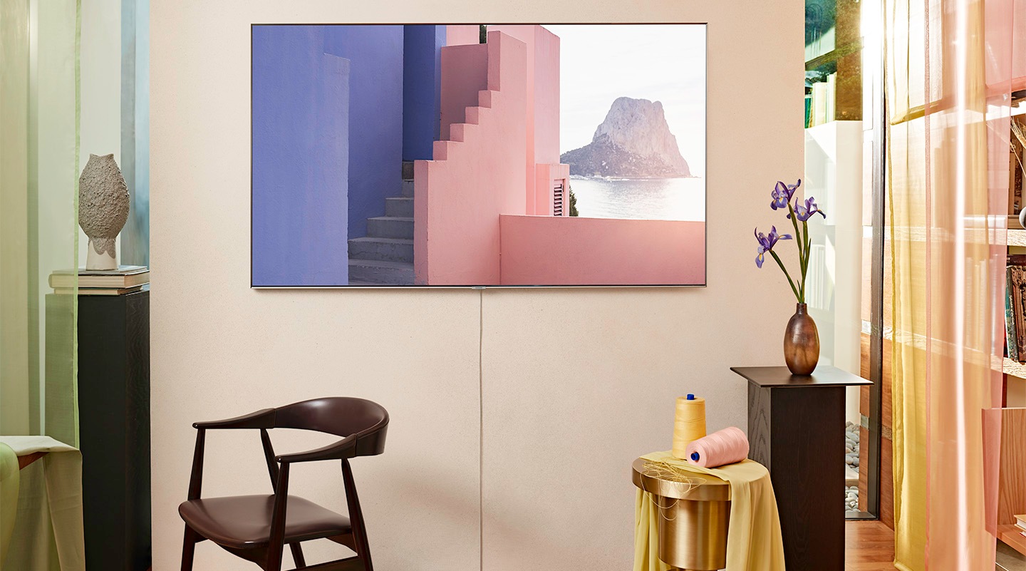 Een Samsung QLED TV aan de muur met een roze / paarse trap als in-screen visual