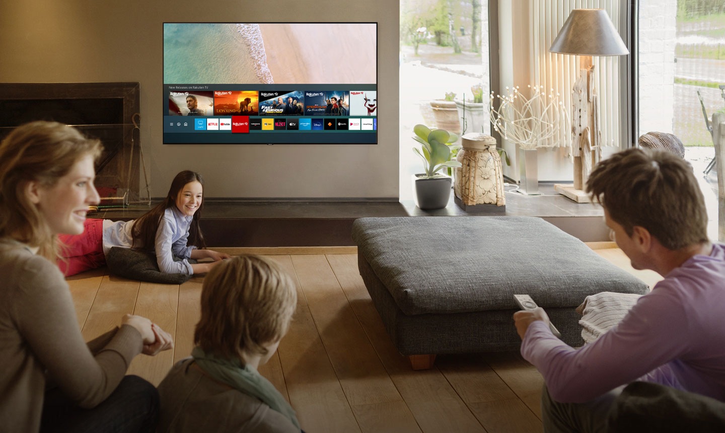 Une famille assise dans le salon et voir l’écran de télévision
