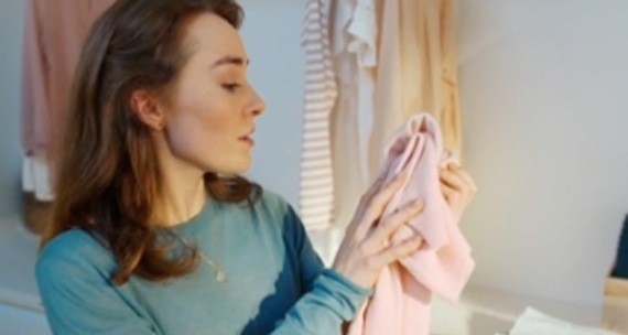 Une femme inspecte ses vêtements