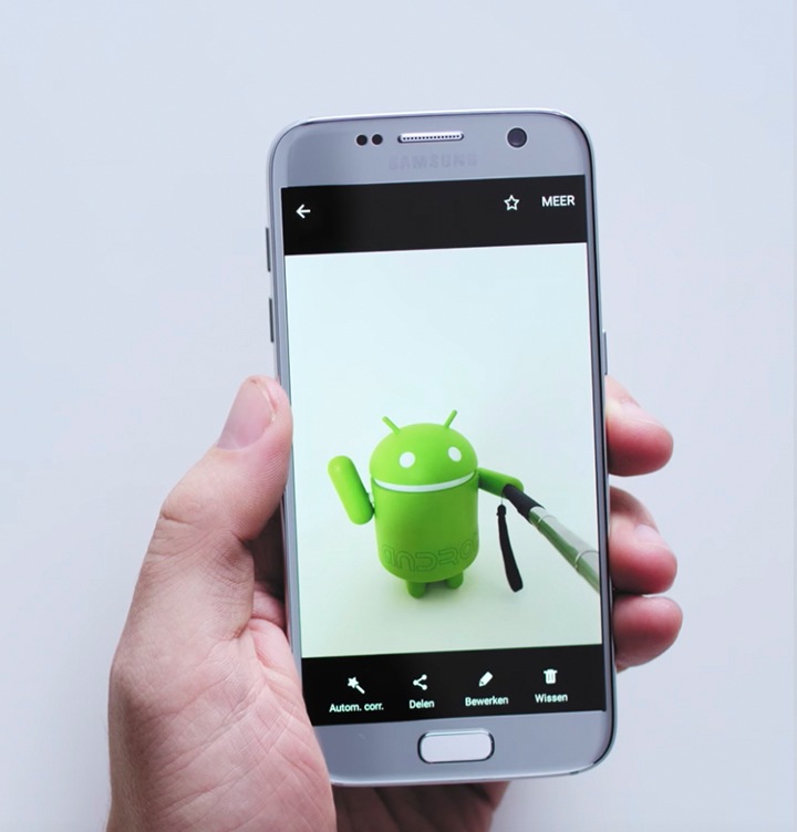 Hand met telefoon