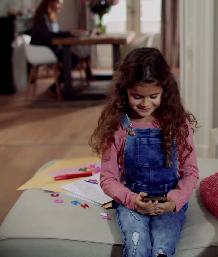 kind smartphone woonkamer