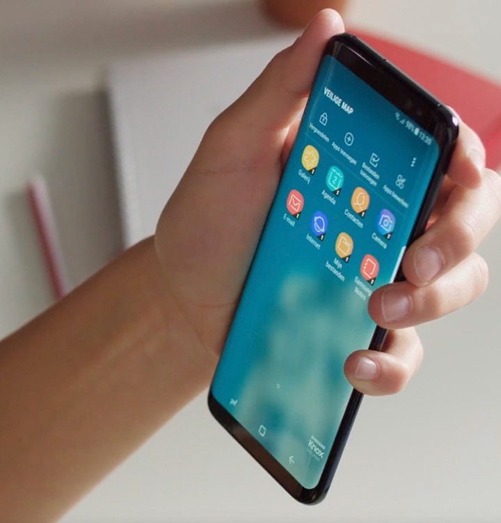 Hand met telefoon