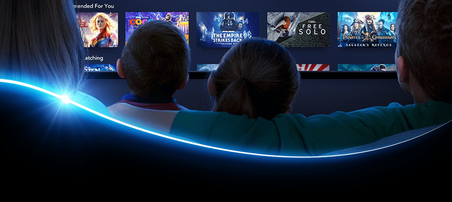 Mensen die kijken naar een scherm met Disney+ films en series