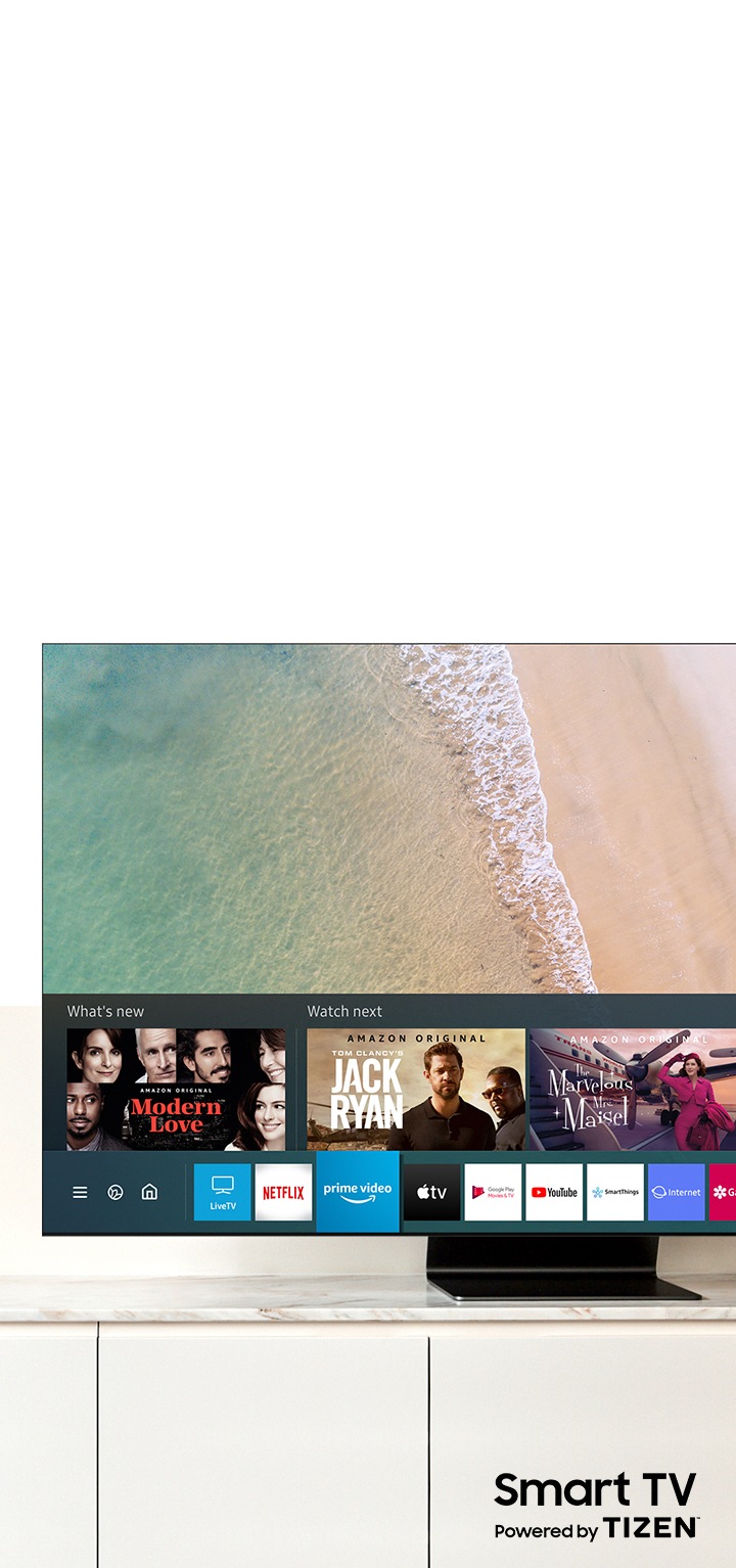 Op het scherm van de Samsung QLED TV zien we Smart Hub en het Samsung Smart TV-platform. Het Smart TV powered by TIZEN-logo staat onder de TV.