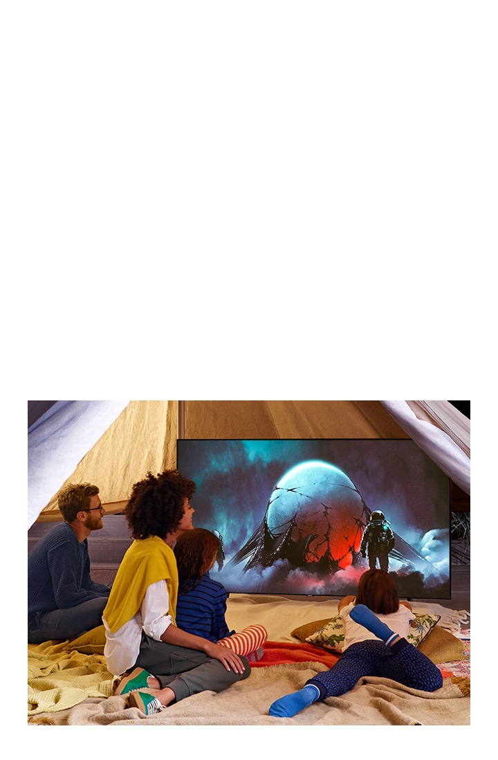 Een TV met een groot scherm staat op de vloer en toont een ruimtefilm in Movie Mode voor een meeslepende filmervaring in het donkere en fijne tenttheater in de woonkamer.
