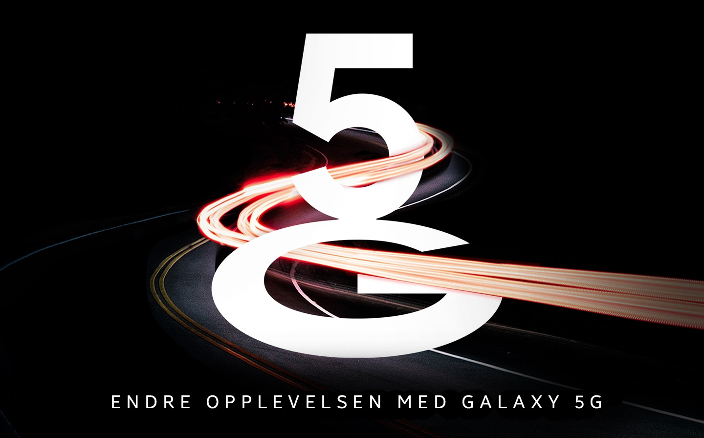 Lysspor etter biler som representerer den raske hastigheten til 5G. På bildet står teksten «5G, endre opplevelsen med Galaxy 5G»