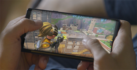 Bruker som spiller Fortnite på enheten sin