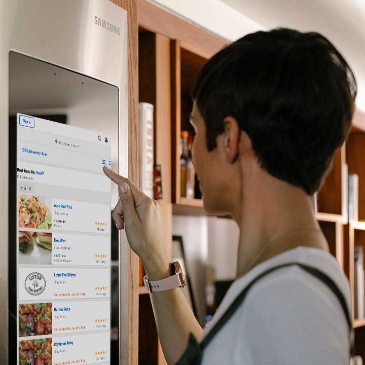 Family Hub Fridge Keeps Track of Food