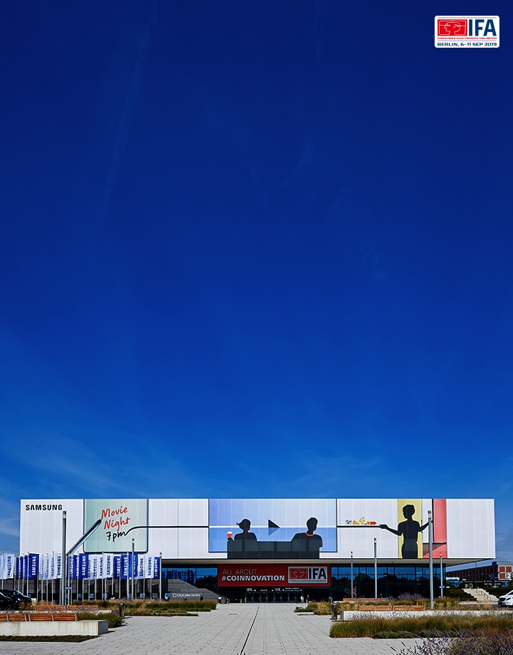 Parte exterior de un edificio de exposiciones con el logotipo de Samsung en la esquina superior izquierda en un anuncio de IFA en la fachada