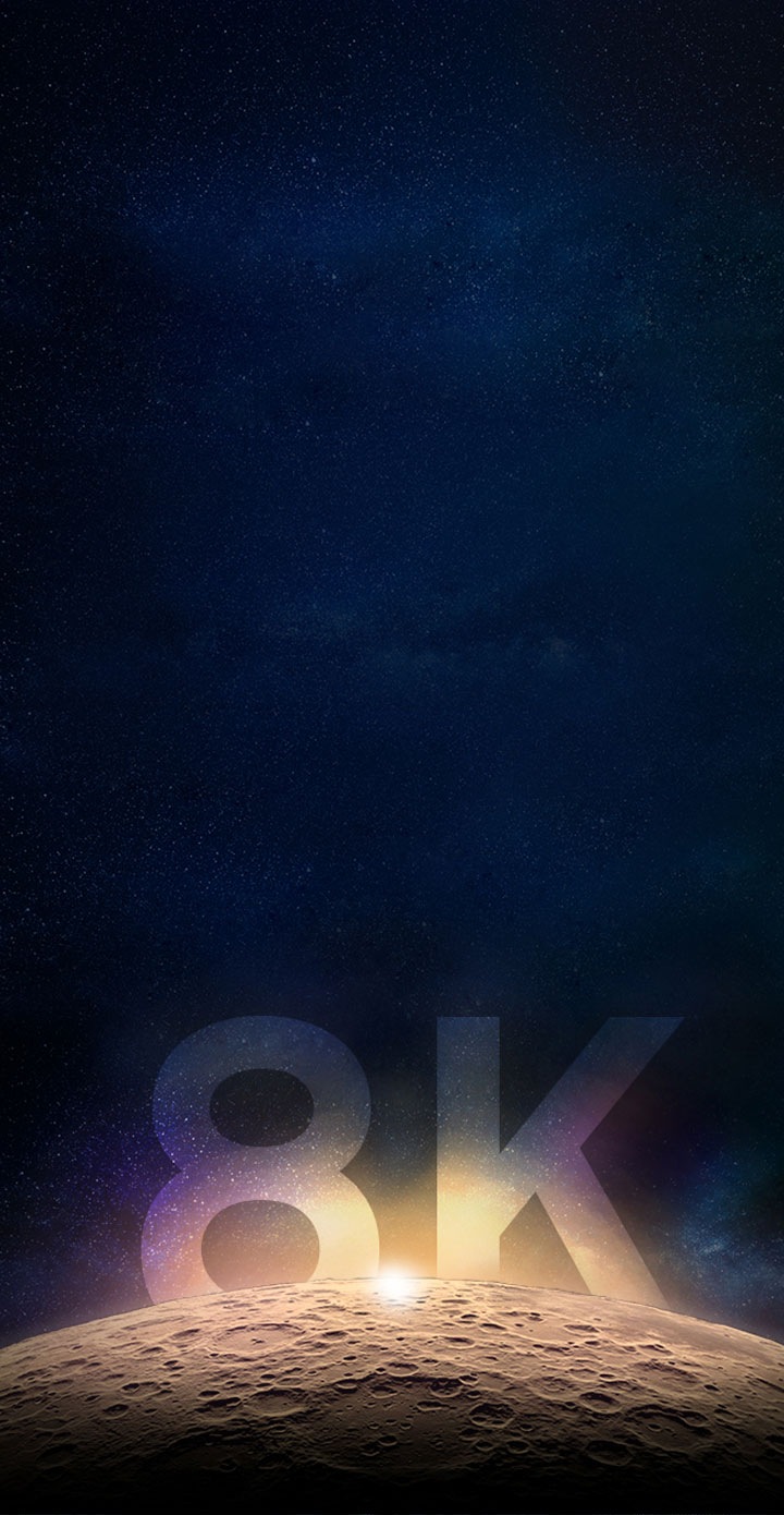 Superficie de la luna con un sol resplandeciente que se asoma detrás, y el número y la letra 8K con un fondo de estrellas. En la parte superior derecha, se puede ver el logotipo “QLED 8K”.