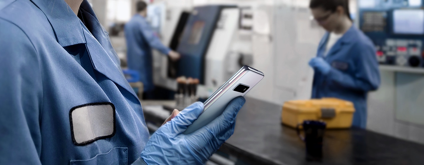 Image of a manufacturing worker using Galaxy S10 plus in the factory while wearing gloves.