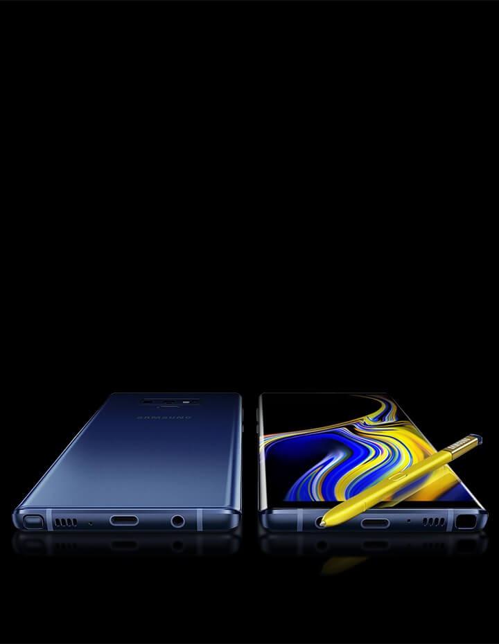 To the left is a Galxy Note9 in Ocean Blue with the backside facing up, and to the right is a Galaxy Note9 in Ocean Blue with the screen facing up, as a S Pen in yellow lies on top of the screen.