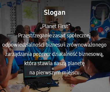 Obraz zawiera hasło eko-zarządzania. Jest nim „PlanetFirst“, co zakłada „dążenie do społecznej odpowiedzialności biznesu i zrównoważonego zarządzania poprzez działalność biznesową, która Ziemię stawia na pierwszym miejscu“.
