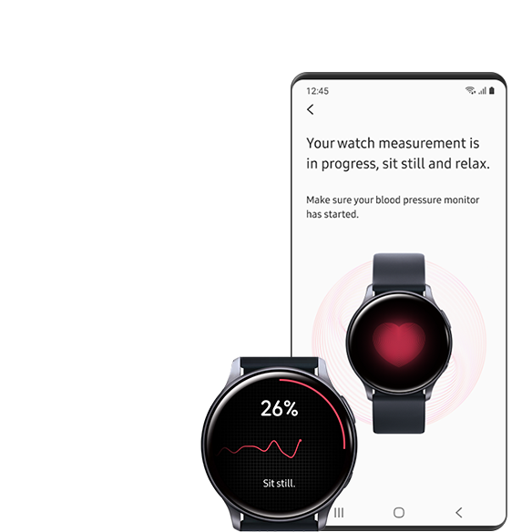 Smartfon Galaxy i Galaxy Watch pokazują proces pomiaru ciśnienia krwi. Po lewej stronie Galaxy Watch mierzy ciśnienie krwi i tętno. Po prawej smartfon Galaxy czeka na zakończenie pomiaru, doradzając użytkownikowi, aby siedział nieruchomo i zrelaksował się.