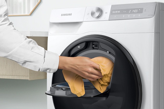 Drzwi AddWash w pralkach i pralko-suszarkach Samsung pozwalają Ci dorzucić zapomniane ubranie już w czasie trwania cyklu. Możesz również dolać detergent prosto do bębna lub dodać wyprane ręcznie ubrania jedynie na czas płukania