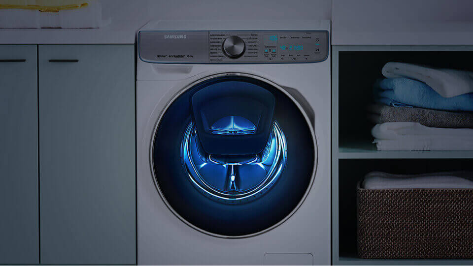 Podświetlenie bębna w pralkach Samsung AddWash pozwala upewnić się, czy w pralce nie zostały żadne ubrania