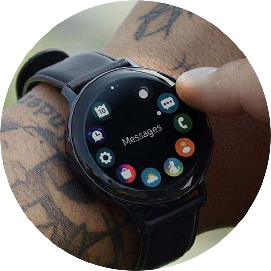 Najnowszy smartwatch Galaxy Watch Active 2 posiada wbudowany głośnik i mikrofon, 8 czujników pozwalających monitorować samopoczucie oraz możliwość śledzenia 40 aktywności!