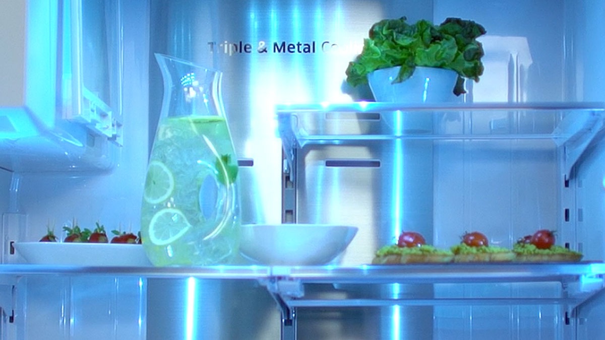 Przechowywanie żywności w lodówce Samsung Multidoor z technologią chłodzenia Triple Cooling pozwala zachować jej świeżość na dłużej. Przechowywanie żywności w lodówce Samsung Multidoor z technologią chłodzenia Triple Cooling pozwala zachować jej świeżość na dłużej.
