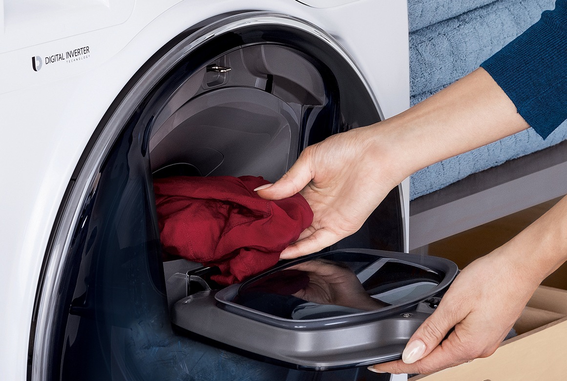 Pralka Samsung QuickDrive™ - Dodawaj ubrania w trakcie prania przez dodatkowe drzwi AddWash