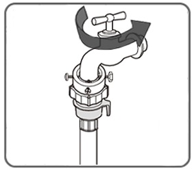 Der Wasserhahn wird zur Verwendung der Samsung Waschmaschine geöffnet.