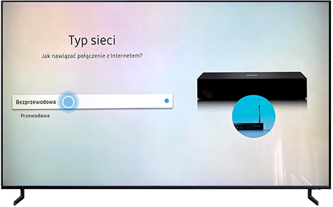 Wybierz opcję „Bezprzewodowa” w ustawieniach sieciowych na telewizorze smart Samsung