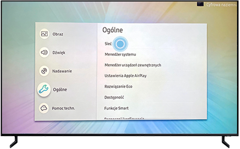 Wybierz pozycję „Sieć” w menu „Ustawienia” na telewizorze smart Samsung