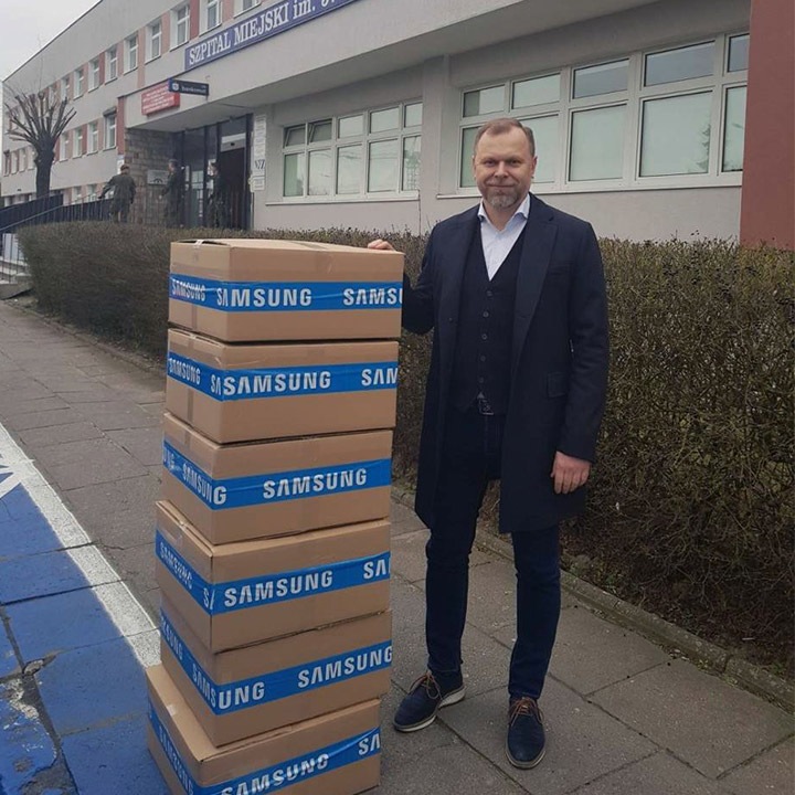 Samsung zaprosił znanych pedagogów, by za pomocą tablicy interaktywnej Samsung Flip poprowadzili zdalne lekcje dla młodzieży z przedmiotów takich jak: informatyka, matematyka, sztuka, angielski i chemia, a także szkolenia dla nauczycieli