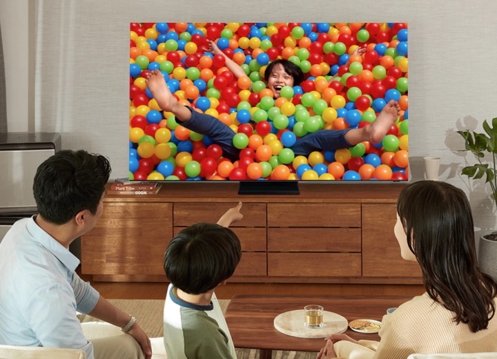 film przedstawiający rodzinę Jest to przykład rodzinnego wideo domowego nakręconego w 8K smartfonem Galaxy S20 i udostępnionego na telewizorze QLED 8K.