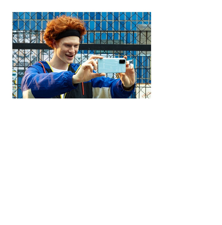 Jeden z kolegów kręci oszałamiającą scenę wsadu piłki do kosza, za pomocą smartfona Galaxy S20+ o rozdzielczości 8K.