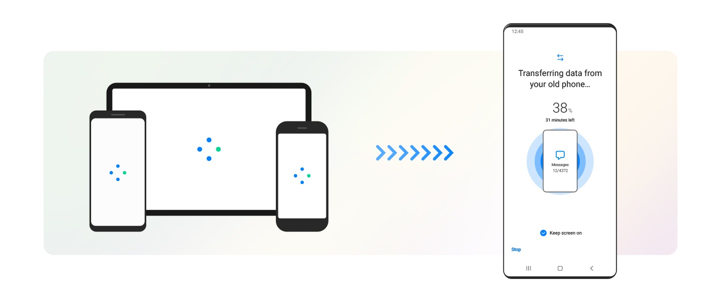 إلى اليسار، يعرض هاتف Galaxy الذكي وجهاز Galaxy اللوحي وiphone رمز التحميل على شاشاتهم. وتشير الأسهم الموجهة نحو جهاز Galaxy الجديد على اليمين إلى أنه يتم نقل البيانات. وتُظهِر واجهة جهاز Galaxy تطبيق Smart Switch أثناء نسخ البيانات من الجهاز القديم، مع توضيح التقدم بالنسبة المئوية وعدد الدقائق المتبقية.