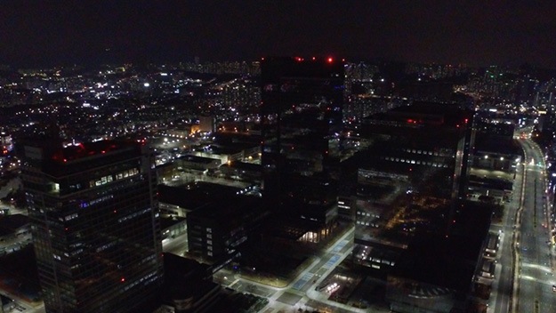 Uma fotografia de locais de trabalho coreanos a participarem no "Turn Off Your Lights” (Apaguem as vossas luzes)