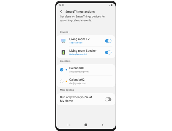 Um ecrã do smartphone Galaxy a mostrar a página de configurações 'Ações SmartThings'. Em 'Dispositivos', está escrito "TV da sala de estar" e "Alto-falante da sala de estar". Ambos os dispositivos estão habilitados. Abaixo de "Dispositivos", "Calendários" fornecem opções de configuração para o Calendário 1 e o Calendário 2. Apenas o calendário 1 está habilitado.