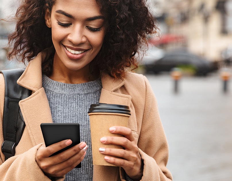 No fundo escurecido, uma mulher está a usar o seu smartphone. Em primeiro plano, dois ecrãs do smartphone Galaxy mostram como a Private Share permite que o utilizador retire os direitos de visualização dos ficheiros partilhados.