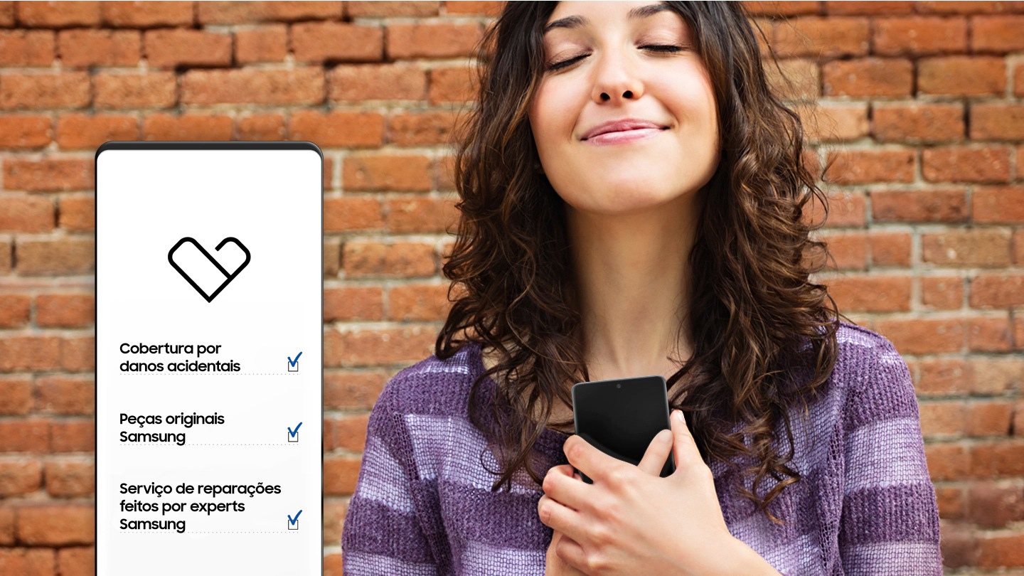 Una joven sostiene un smartphone frente a su pecho con ambas manos. Sus ojos están cerrados y sonríe satisfecha. Superpuesta a la imagen hay una ilustración de la pantalla de un smartphone que muestra el logotipo de Samsung Care+ en forma de corazón. Debajo del logotipo, hay tres líneas de texto: "Cobertura por daños accidentales", "Piezas genuinas Samsung" y "Servicio de reparación certificado por Samsung", con una casilla marcada a la derecha de cada línea.