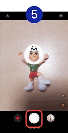 Para tirar uma fotografia toque no botão da câmara. Para gravar toque no botão Rec