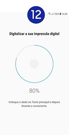 Coloque e levante novamente o dedo no sensor de reconhecimento de impressão digital. Repita esta ação até que a impressão digital seja registada