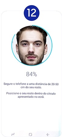 Posicione o seu rosto dentro do círculo que aparece no ecrã e aguarde que a câmara digitalize o rosto